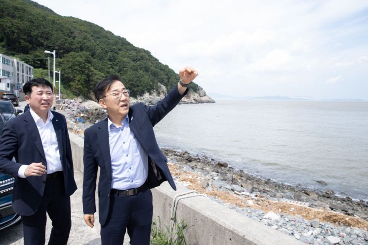 김윤덕 국토교통부 장관이 7일 부산 가덕도 신공항 예정부지를 찾아 현장을 살펴보고 있다. 국토교통부 제공