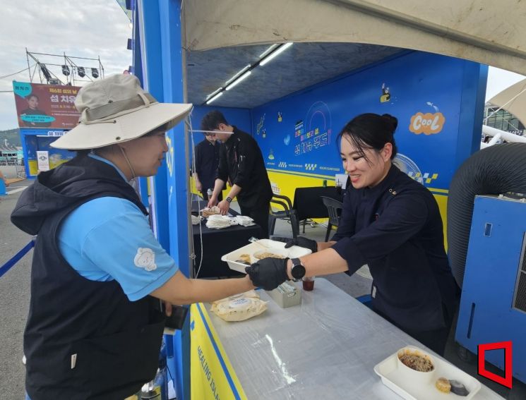 '흑백요리사'로 화제가 됐던 정지선 셰프가 직접 전복 딤섬 등의 해산물 요리를 방문객들에게 전달하며 대화를 나누고 있다. 이준경 기자