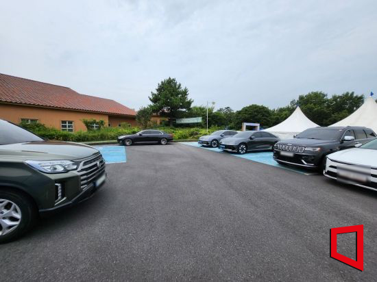 2025 KLPGA 제주 삼다수 마스터스 골프대회가 열리고 있는 6일, 제주 사이프러스 골프장의 장애인 전용 주차구역에는 장애인 차량 대신 고급 승용차와 VIP 차량들이 주차돼 있다. 박창원 기자