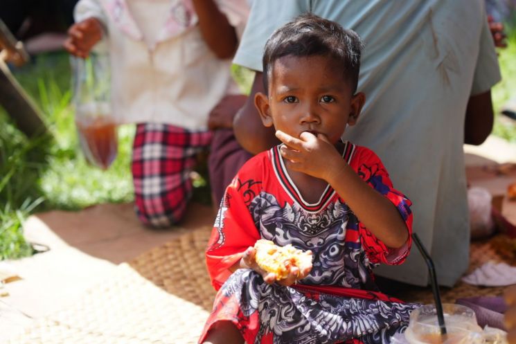 국내 구호단체가 지원하고 있는 캄보디아 대피소의 난민 아동.