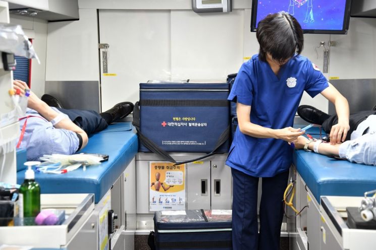 한미그룹 임직원이 '사랑의 헌혈' 캠페인에 참여하고 있다. 한미약품