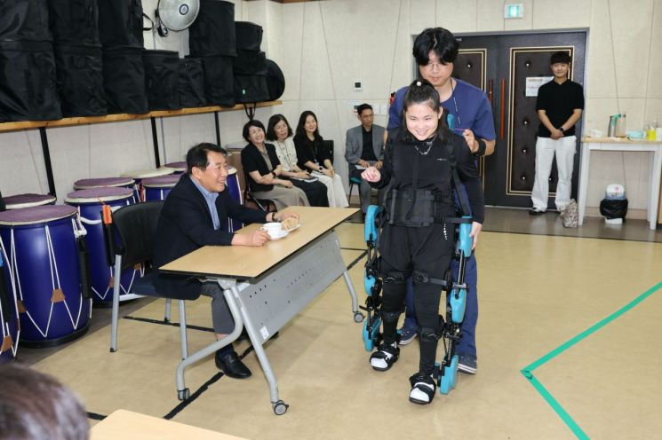 웨어러블 돌봄로봇 시연. 양산시 제공