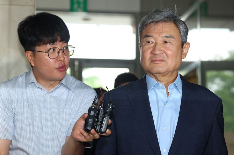 조태용 전 국가안보실장이 8일 서울 서초구 순직해병특검팀에 피의자 신분으로 조사를 받기 위해 출석하고 있다. 연합뉴스