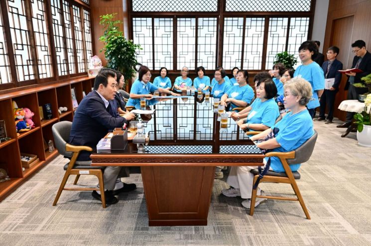 가수 임영웅의 팬클럽 '영웅시대 경기동부응원방'이 8일 백영현 포천시장과 대화를 나누고 있다. 포천시 제공