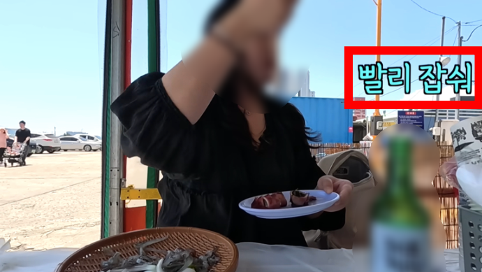 강원도 속초의 한 오징어 난전 식당 직원이 1인 손님에게 "빨리 먹으라"고 재촉하는 모습. 김술포차 유튜브