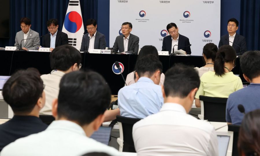本月6日，在首尔中区韩亚银行交易室，交易员们正在工作。当日盘中科斯皮指数一度跌破3200点。右图为上月29日企划财政部在政府世宗大厦民愿栋简报室就2025年税制改革方案进行详细说明的情景。