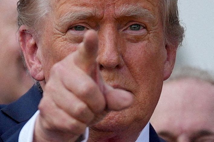 预计在本月末极有可能举行的韩美首脑会谈上，美国总统 Donald Trump 将很可能提及驻韩美军防卫费分担问题。右侧照片为驻京畿道东豆川市驻韩美军基地内等待中的美军车辆。路透社 联合新闻社供图