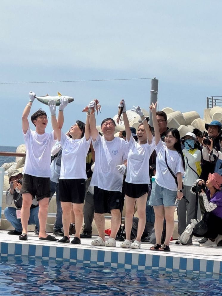 방어, 오징어 맨손잡기. 울릉군 제공