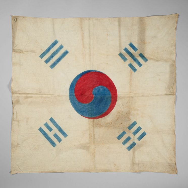 프랑스 국립기메동양박물관이 소장 중인 1900년 파리 만국박람회 출품 추정 태극기. 대한민국역사박물관