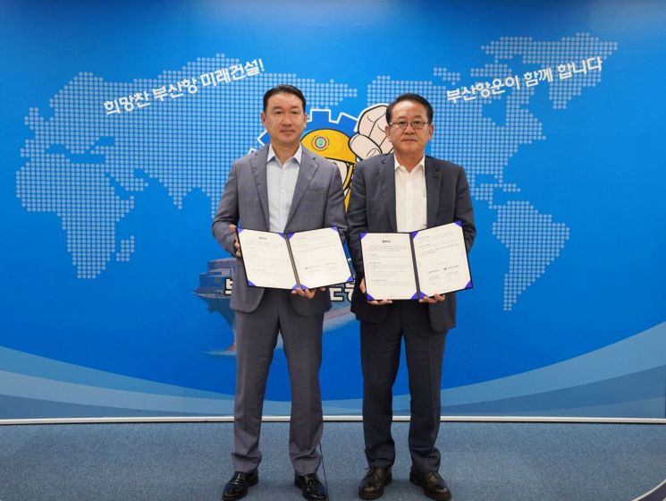 Kim Hyunkyum, chairman of Fanstar Group (right), and Park Byungkeun, chairman of Busan Port Labor Union, stood in front of the camera after signing the agreement.