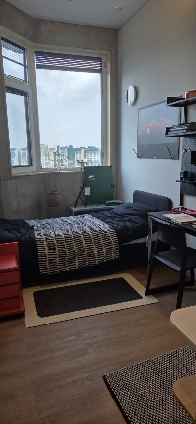 에피소드 신촌캠퍼스 5인실의 개인방. 개인 침대, 옷장, 신발장, 책상, 에어컨, 조명까지 '풀퍼니시드' 상태로 제공돼 짐 없이 바로 입주가 가능하다. 오유교 기자.