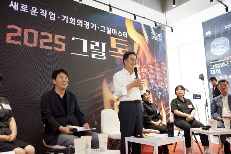 김동연 경기도지사가 8일  용인시 한 한우 직판장에서 열린 '그릴톡 현장 소통 토론회'에 참석해 관련 종사자들을 격려하고 있다. 경기도 제공
