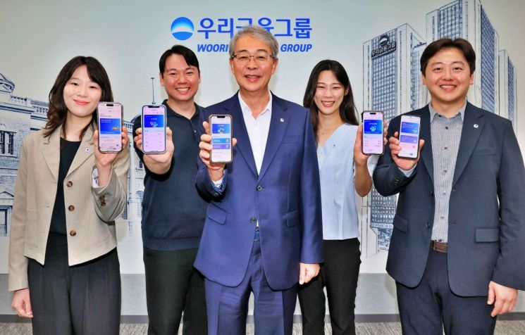 임종룡 우리금융지주 회장(가운데)이 지난 6일 유니버설뱅킹 신규 가입자 100만명 돌파를 기념해 직원들과 사진을 촬영하고 있다. 우리금융지주