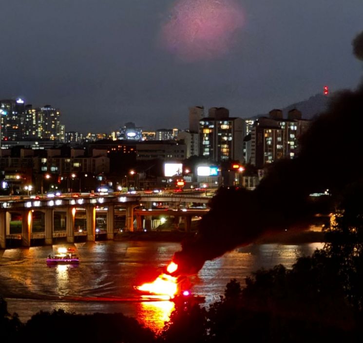 서울 반포대교 인근 요트 화재…6명 대피