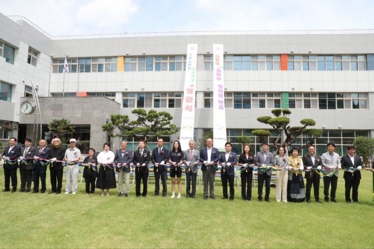 경남 창원시 마산 의신중학교 경남 그린스마트 미래학교 사업 개관식 참석자들이 기념사진을 찍고 있다. 경남교육청 제공