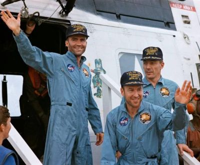 1970년 4월 17일 무사 귀환 후 구조된 아폴로 13호의 우주인들. 가운데가 짐 러블이다. 사진제공=NASA