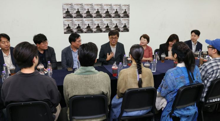 최휘영 문화체육관광부 장관이 8일 서울 종로구 대학로 홍익대학교아트센터 대극장을 방문해 뮤지컬 '스웨그에이지 외쳐, 조선!'을 관람한 뒤 출연진과 관계자를 만나 ‘K-뮤지컬’ 진흥을 위한 의견을 나누고 있다.  [사진 제공= 문화체육관광부]