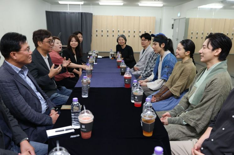 최휘영 문화체육관광부 장관(왼쪽 두 번째)이 8일 서울 종로구 대학로 홍익대학교아트센터 대극장을 방문해 뮤지컬 '스웨그에이지 외쳐, 조선!'을 관람한 뒤 출연진과 관계자를 만나 ‘K-뮤지컬’ 진흥을 위한 의견을 나누고 있다.