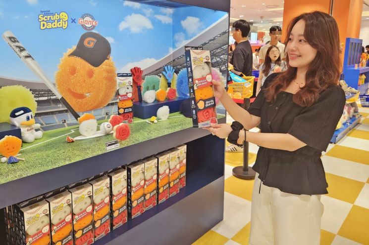 청소용품 브랜드에 롯데자이언츠·삼진어묵 '부산'이 떴다