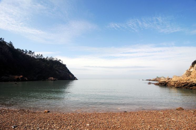 영광 송이도 몽돌 해수욕장이 맑은 하늘풍경과 함께 멋진 비경을 만들어내고 있다. 영광군 제공
