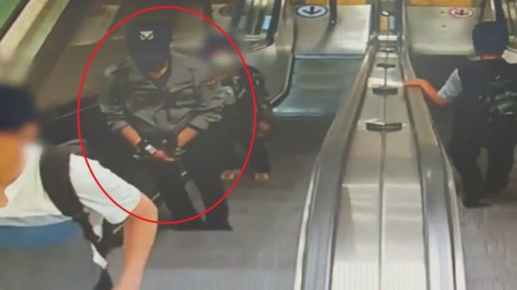 "코스프레인데요" 경찰 점퍼 입고 모형 권총 찬 50대 男, 체포후 한 말