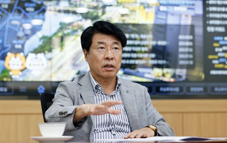 서강석 송파구청장은 지난 4일 인터뷰에서 “잠실역사거리를 정원거리로 만들기 위해 조만간 롯데와 협의를 진행할 계획"이라고 밝혔다. 송파구 제공.