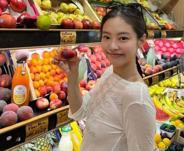 'kkabujimara(까불지마라)'라는 문구가 적힌 티셔츠를 입은 블랙핑크 제니의 모습. 제니 인스타그램