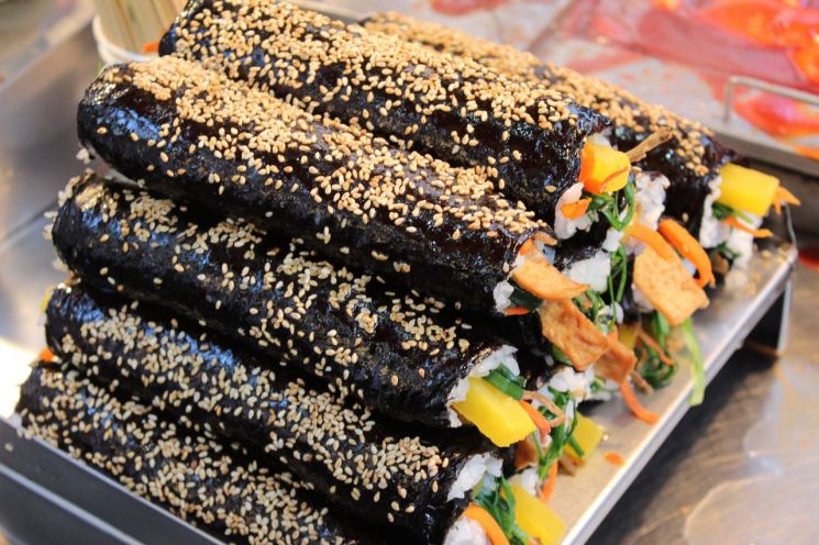 분식점에 김밥들이 놓여있다. 픽사베이