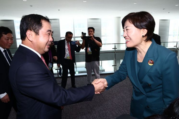 송미령 농림축산식품부 장관(오른쪽)이 10일 인천에서 APEC 식량안보 장관회의를 계기로 방한한 쩐 득탕 베트남 농업환경부 장관 직무대행과의 면담을 위해 만나 악수를 하고 있다. (사진제공= 농식품부)