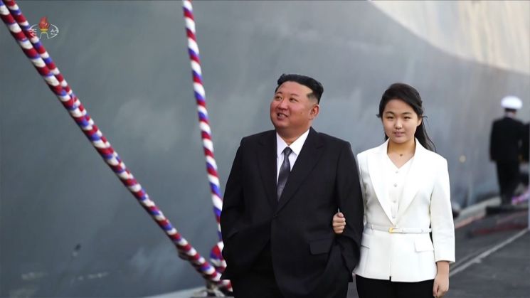 지난 4월 북한 조선중앙TV가 북한 김정은 국무위원장이 참석한 가운데 5,000t급 신형다목적구축함 '최현호' 진수식이 남포조선소에서 진행됐다고 26일 보도했다. 배에 오른 김 위원장과 딸 주애가 팔짱을 낀 채 구내를 돌아보고 있다. 연합뉴스