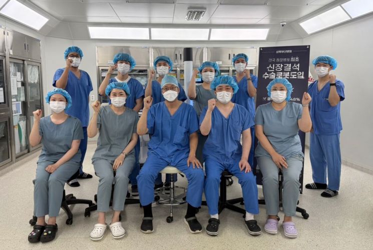 비뇨의학과 이헌주 과장과 수술실 직원들. 삼육부산병원 제공