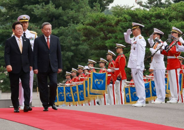 President Lee Jae Myung is reviewing the honor guard together with Secretary General To Lam at the official welcoming ceremony for Secretary General To Lam's state visit to Korea, held on the 11th at the Yongsan Presidential Office building in Seoul. Photo by Yonhap News