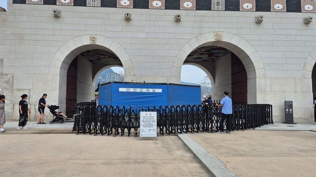 경복궁 석축에 '트럼프' 낙서한 70대 남성 체포
