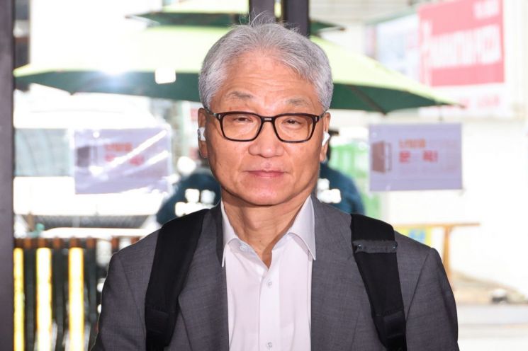 여상원 국민의힘 중앙윤리위원회 위원장이 11일 전한길씨에 대한 징계 여부를 논의하기 위해 열리는 중앙윤리위원회의를 주재하기 서울 여의도 당사로 들어가고 있다. 연합뉴스