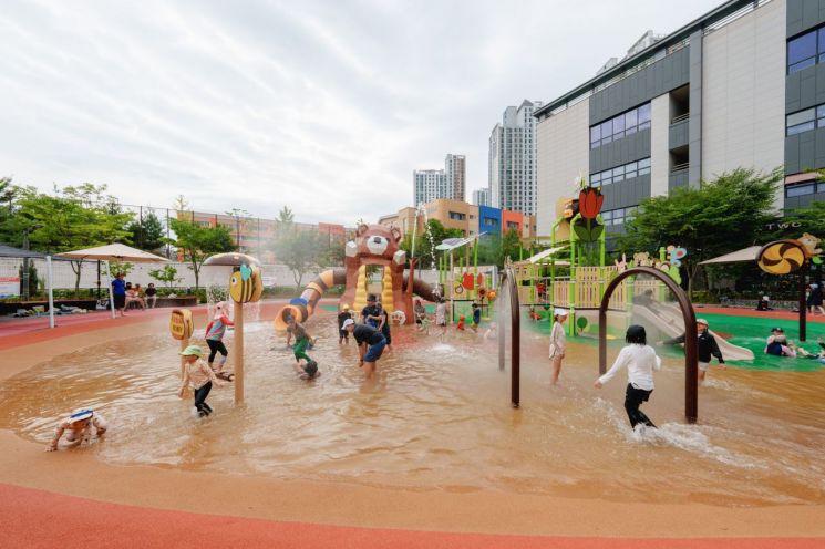 오산 부산제2어린이공원에 조성된 물놀이장에서 시민들이 물놀이를 즐기고 있다. 오산시 제공