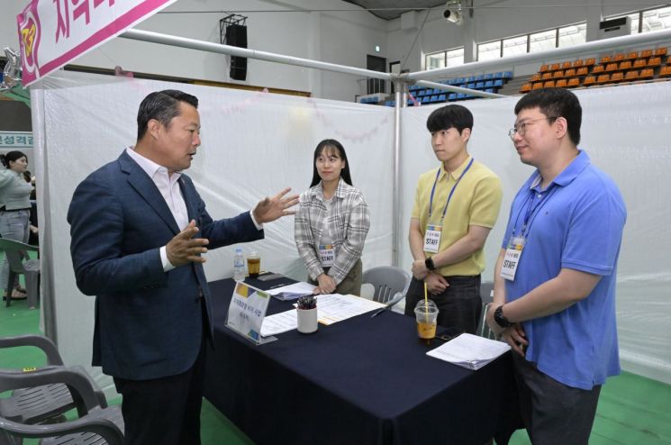 순창군이 오는 29일까지 '2025년 순창군 일 구하는 날' 취업박람회 참여 구인기업을 모집한다. 순창군 제공