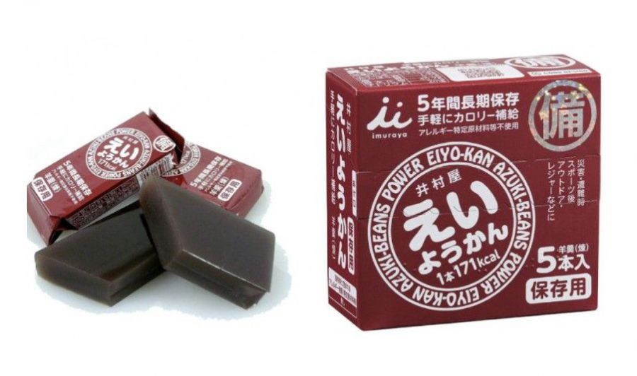 Chocolate red bean jelly by Japanese yokan manufacturer Imuraya. A phosphorescent sticker with the character '備 (prepare bi)' is attached to the packaging to make it easy to find even in the dark. And the image of Bisco biscuits stored in a container. The shelf life is extended by more than 10 years. Imuraya · Online community capture