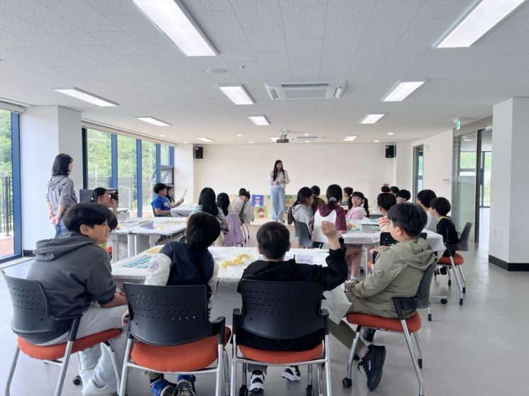 전남 완도군 가족센터가 맞춤형 프로그램 제공을 통해 지역 소통을 이어가고 있다. 완도군 제공
