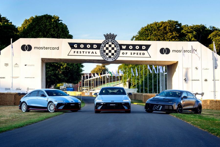 Last month on the 14th, visitors gathered at the N-exclusive booth during the Ioniq 6N media presentation held at the 'Goodwood Festival of Speed' car festival in West Sussex, UK. The photo on the right shows the Ioniq 6N Drift Spec performing a drift show run in front of Goodwood House. Photo by Yonhap News