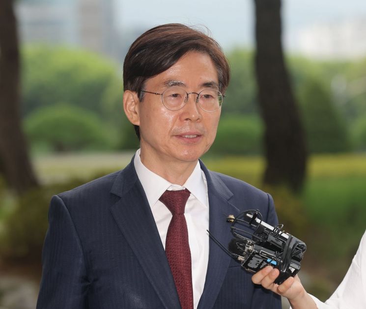 국민의힘 조경태 의원이 11일 서울 서초구 서울고등검찰청에 마련된 내란특검 사무실로 참고인 조사를 위해 출석하며 발언하고 있다. 연합뉴스