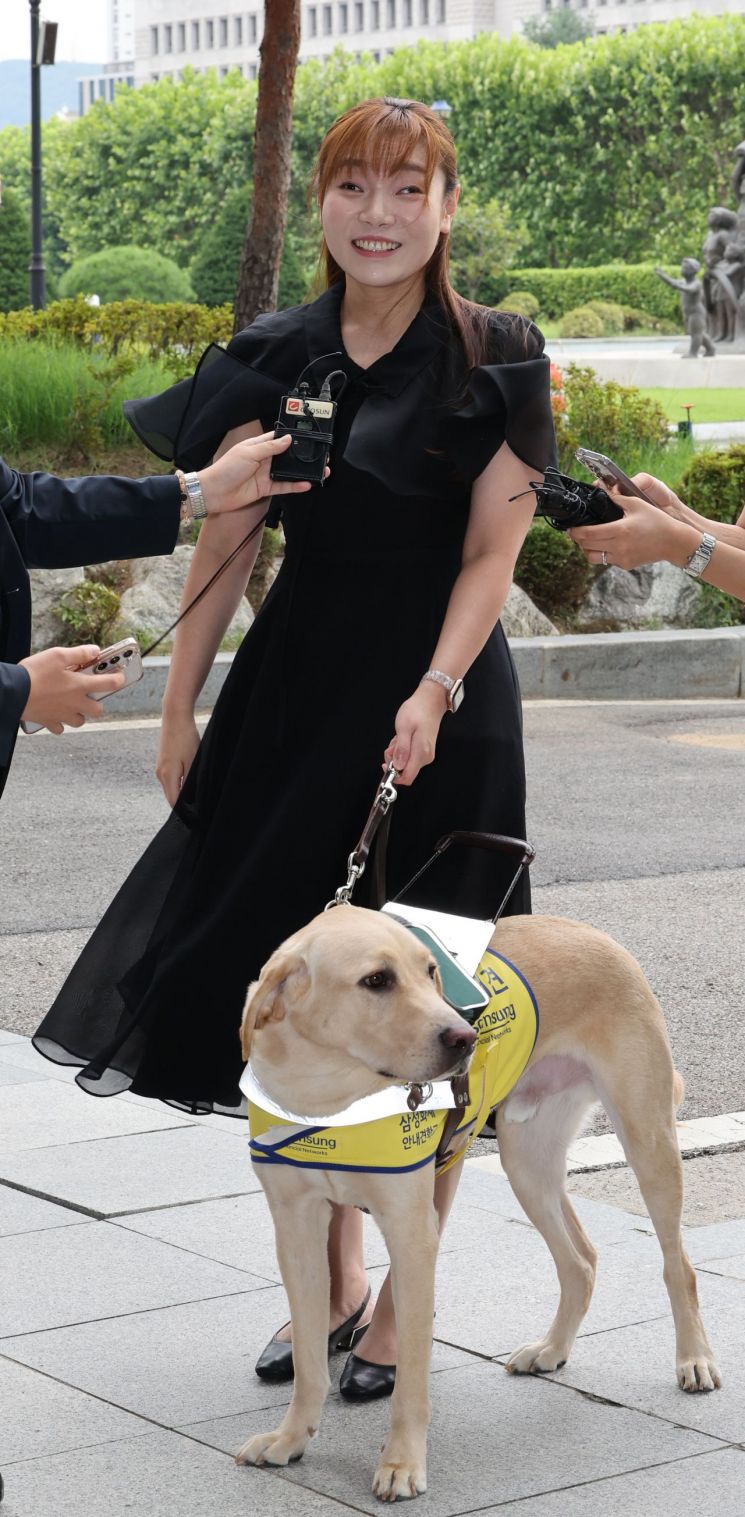 국민의힘 김예지 의원이 11일 서울 서초구 서울고등검찰청에 마련된 내란특검 사무실로 참고인 조사를 위해 출석하고 있다. 연합뉴스