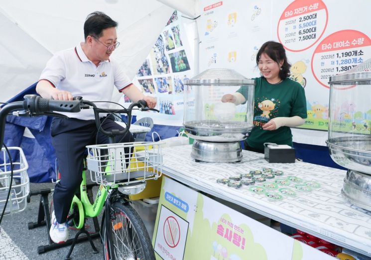 '자전거 타고 솜사탕 만들기' 부스 인기