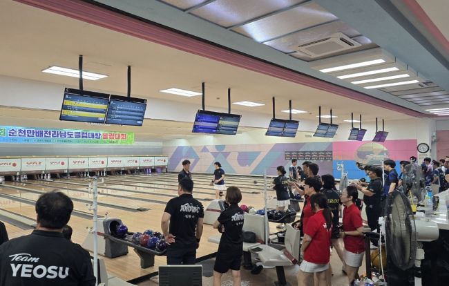 순천시가 주최하고, 순천시체육회와 순천시볼링협회가 공동 주관한 '제17회 순천만배 전라남도 클럽대항 볼링대회'가 지난 10일 애플볼링장에서 뜨거운 열기 속에 성황리에 마무리됐다. 순천시 제공