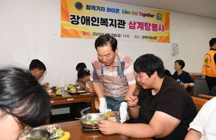 창녕군장애인종합복지관-창녕라이온스클럽, 삼계탕 특식 행사 진행
