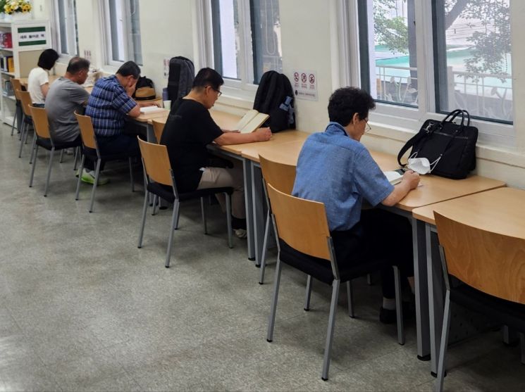 서울 종로구 정독도서관에서 액티브 시니어들이 책을 읽고 있다. 변선진 기자
