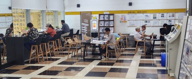 서울 용산구 남산도서관에서 액티브 시니어들이 책을 읽고 있다. 변선진 기자