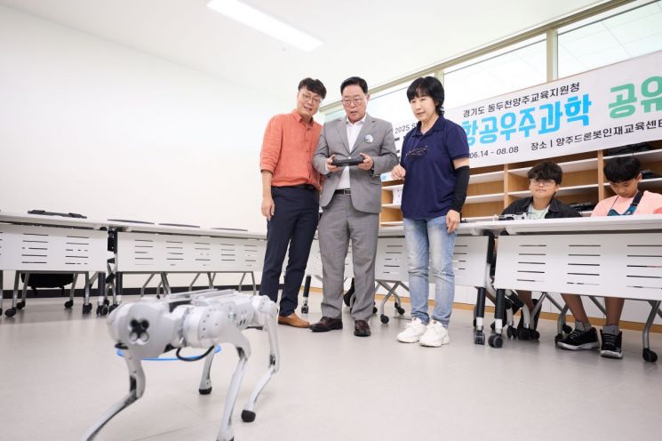 강수현 양수시장이  동두천양주교육지원청과 협력 운영한 ‘2025 경기공유학교 드론 활용 과정’인 드론봇인재센터‘에서 로봇을 직접 운행해 보고 있다. 양주시 제공