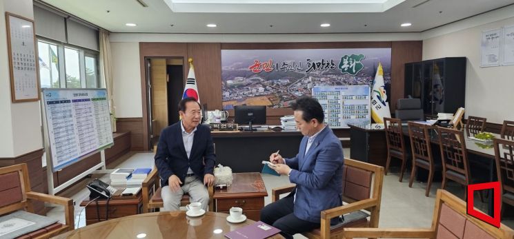 박현국 봉화군수가 아시아경제 본지 기자와 인터뷰 하고 있다.