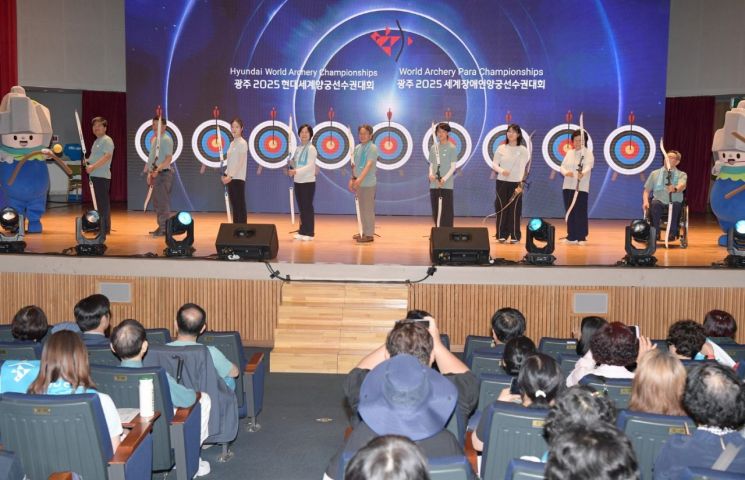 강기정 광주시장이 11일 오후 시청 대회의실에서 열린 '2025세계양궁선수권대회' 자원봉사자 발대식에서 참석자들과 함께 대회 성공을 위한 퍼포먼스를 하고 있다. 광주시 제공