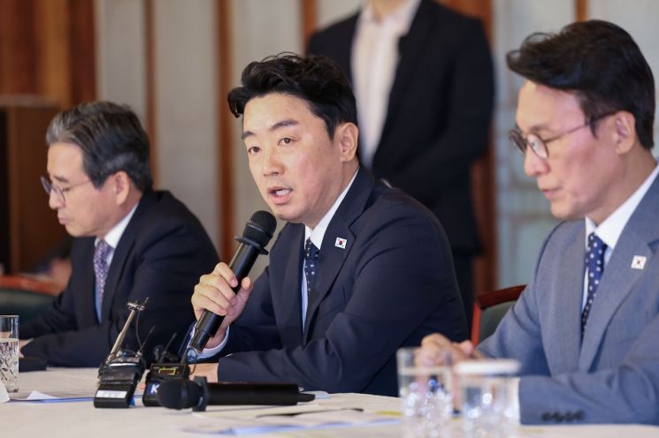 강훈식 대통령 비서실장이 지난 10일 서울 종로구 삼청동 총리공관에서 열린 고위당정협의회에서 발언하고 있다. 연합뉴스
